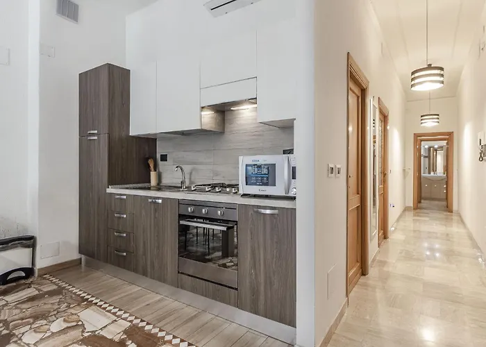 Lovely Piazza Santa Maria Apartment