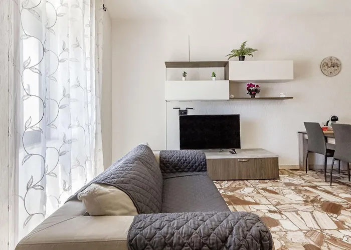 Lovely Piazza Santa Maria Apartment